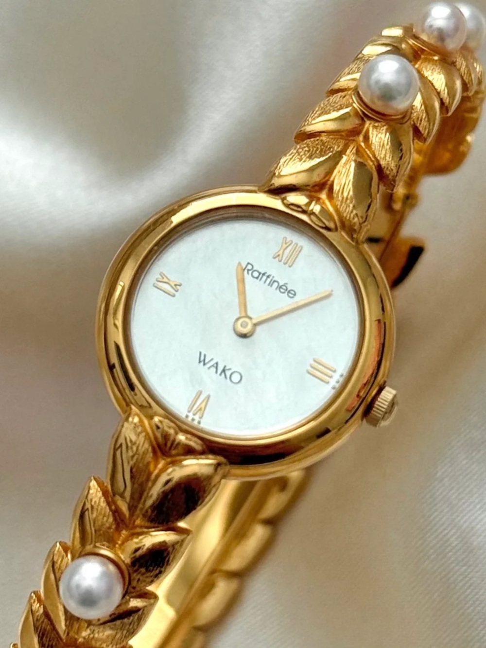 AUTHENTIC VINTAGE WAKO RAFFINÉE MOTHER-OF-PEARL WATCH - Picture 6 of 10